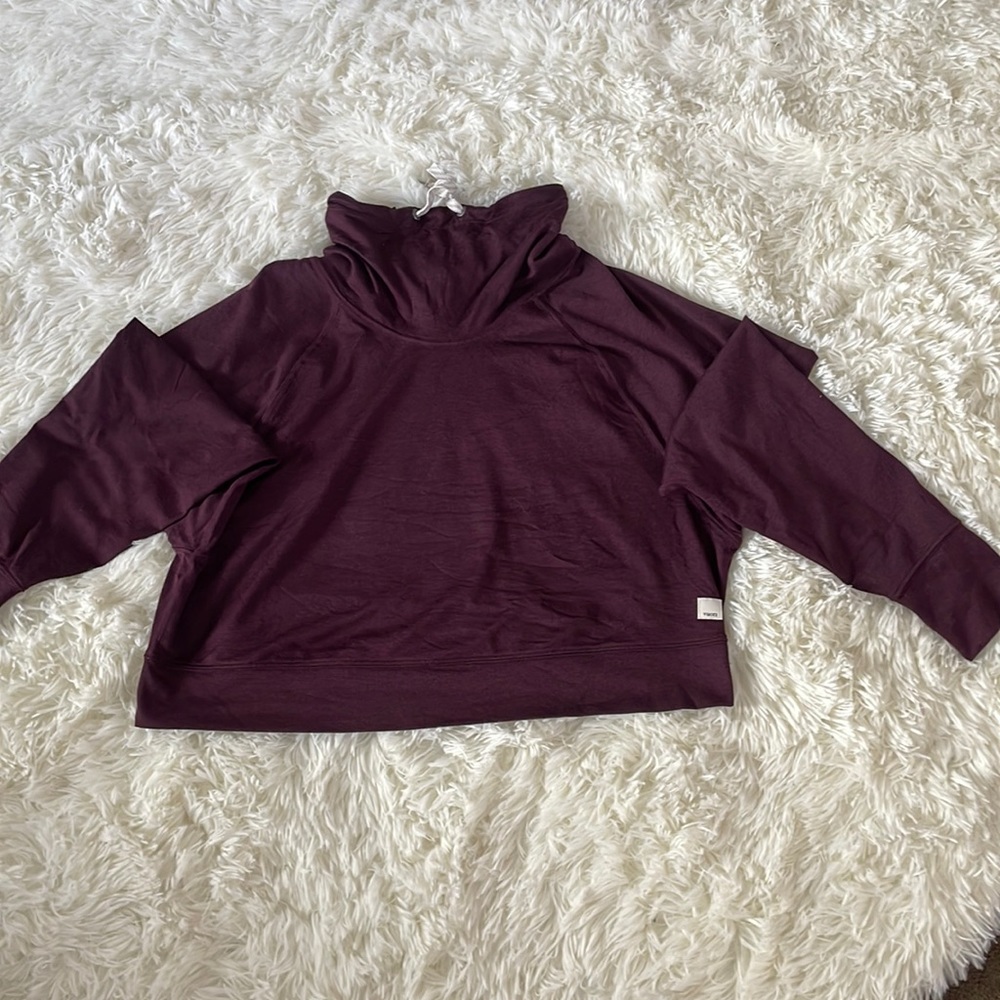 Vuori Halo top. Size small. The color is cherise heather ( burgundy).